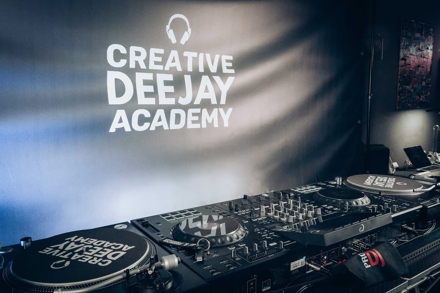 Consolle DJ Pioneer nello studio Creative Deejay Academy a Brindisi