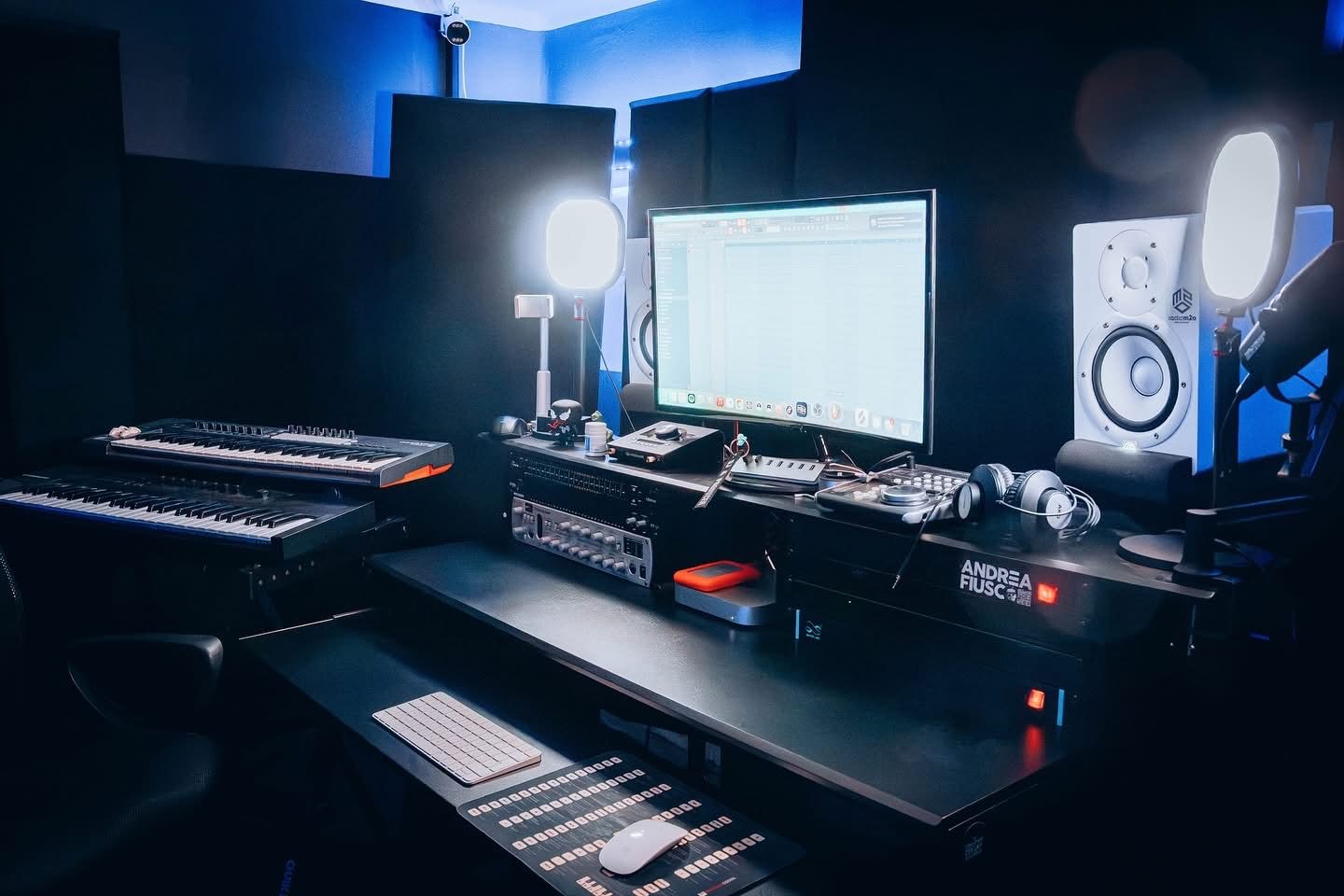 Dettaglio attrezzatura audio professionale nello studio di Brindisi